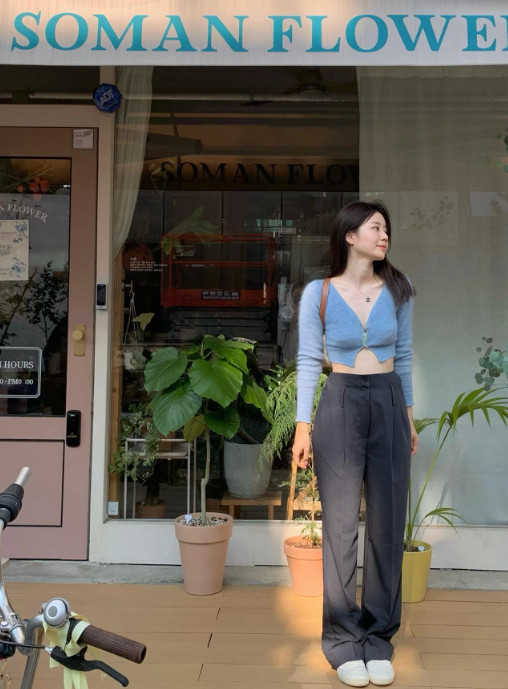 Nhiều cô nàng lại chọn diện cardigan dệt kim như 1 chiếc áo thông thường