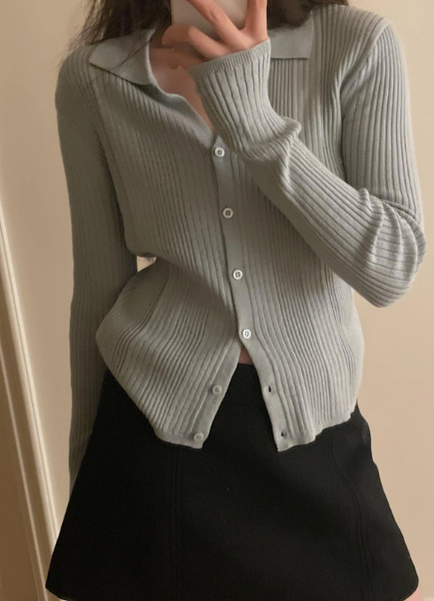 Cardigan dệt kim có thể mix cùng quần ống suông cá tính hoặc chân váy điệu đà. Cô nàng này cố tình không cài khuy áo dưới giúp tăng hiệu quả tôn eo thon