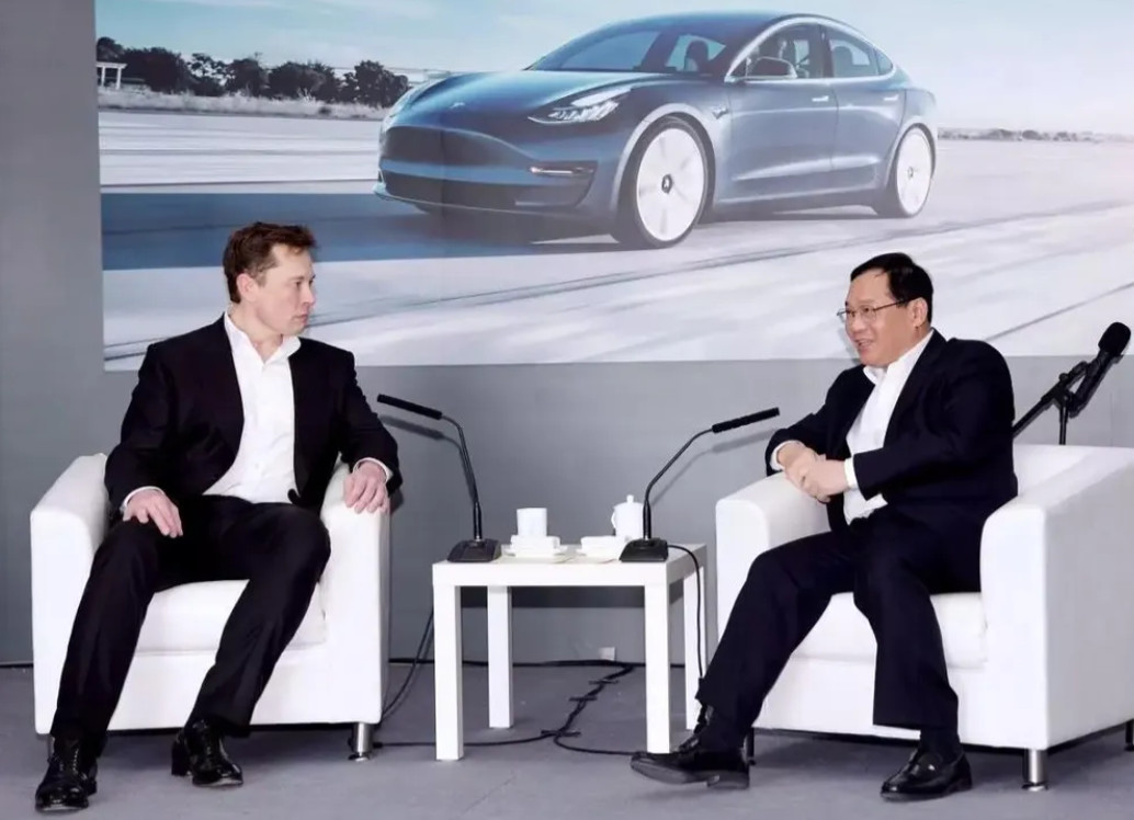 Ông Lý và tỷ phú Elon Musk. PG88 link tải Tesla của ông Musk vận hành một siêu nhà máy tại Thượng Hải, cơ sở đã sản xuất hơn một triệu ôtô điện chỉ trong vài năm. Ảnh: Sina.