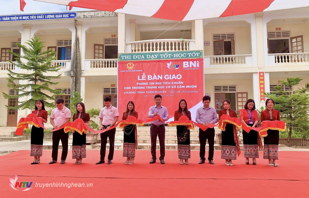 Các đại biểu cắt băng khánh thành phòng học