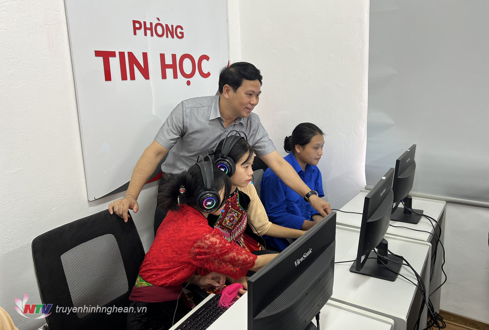 Phó Giám đốc Đài PT-TH PG88 go Bắn cá Phan Văn Thắng trao đổi cùng các em.