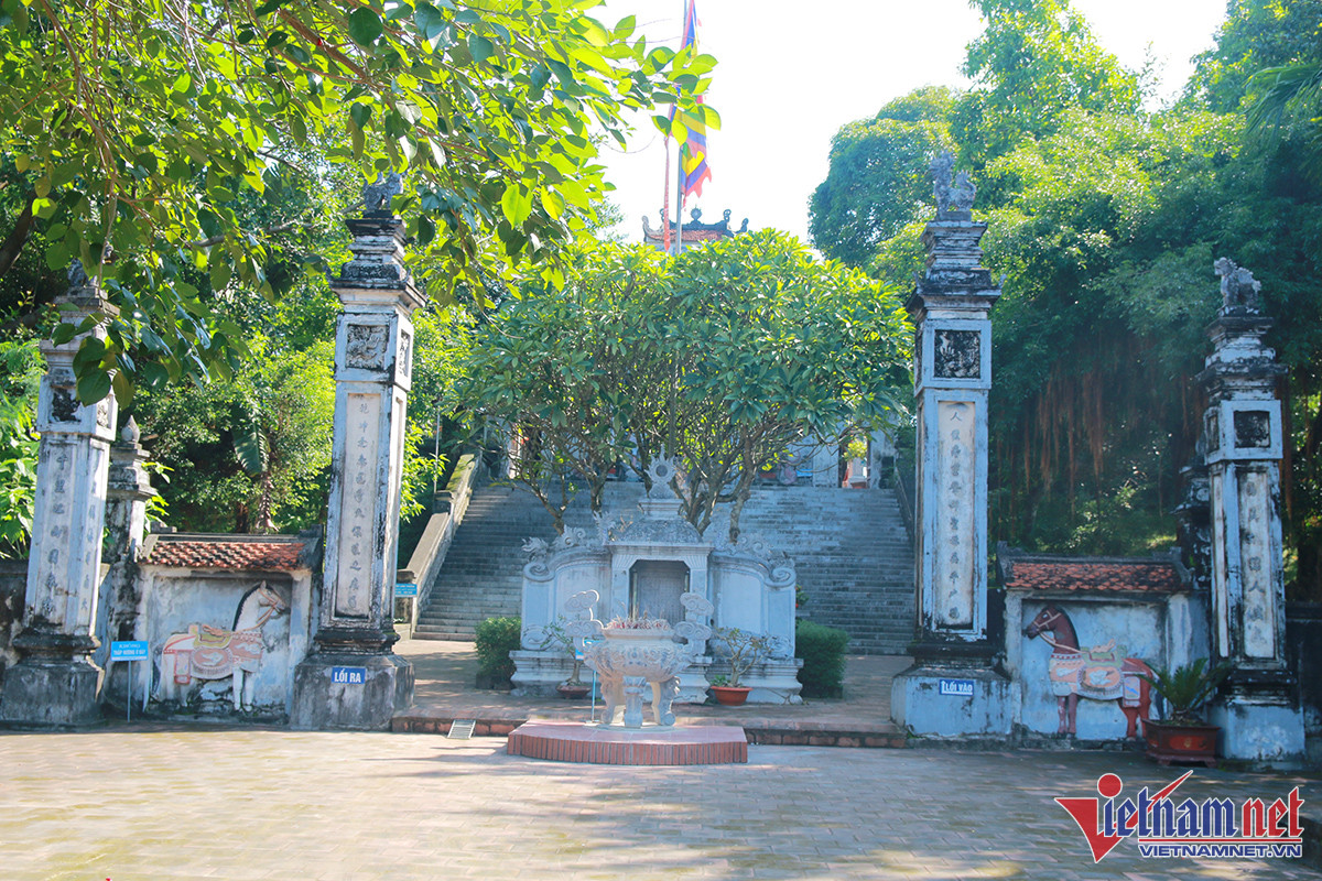 Đền Cuông nằm bên QL1A, đoạn qua xã Diễn An, huyện Diễn Châu, cách TP Vinh khoảng 30km về phía Bắc.