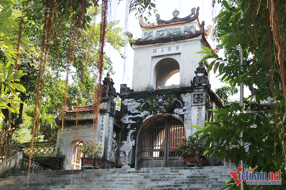 Để tưởng nhớ An Dương Vương, sau khi nhà vua mất, nhân dân vùng này đã lập đền thờ vua ở đây.
