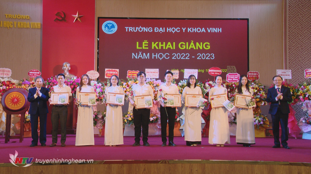 Trường Đại học Y khoa Vinh khen thưởng các sinh viên có thành tích học tập xuất sắc trong năm học 2021-2022.