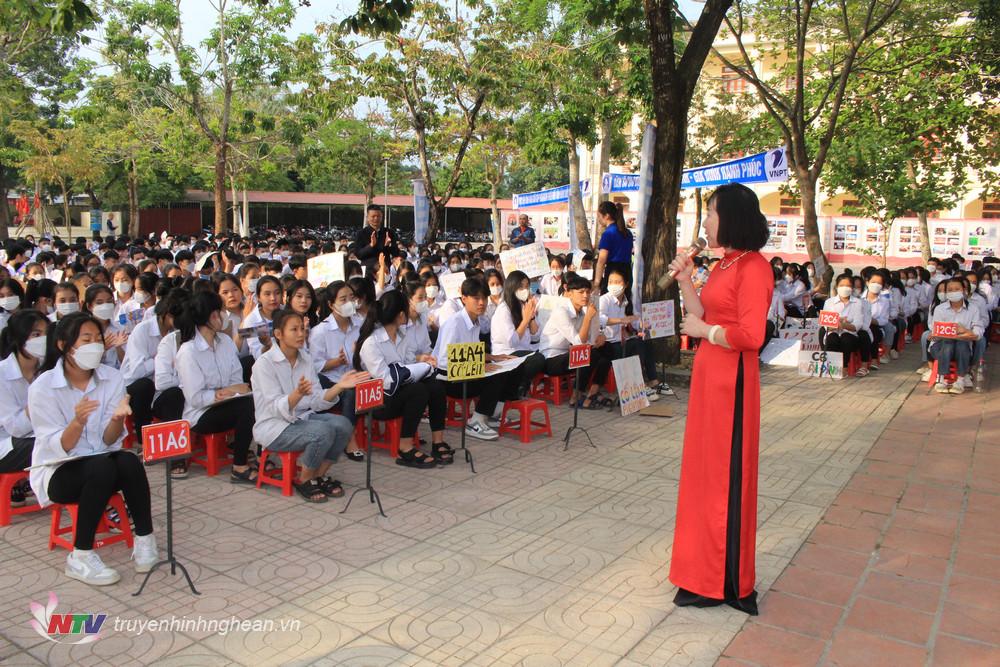 Trung tâm Văn hóa Thông tin tỉnh truyền thông kiến thức phòng chống bạo lực gia đình.