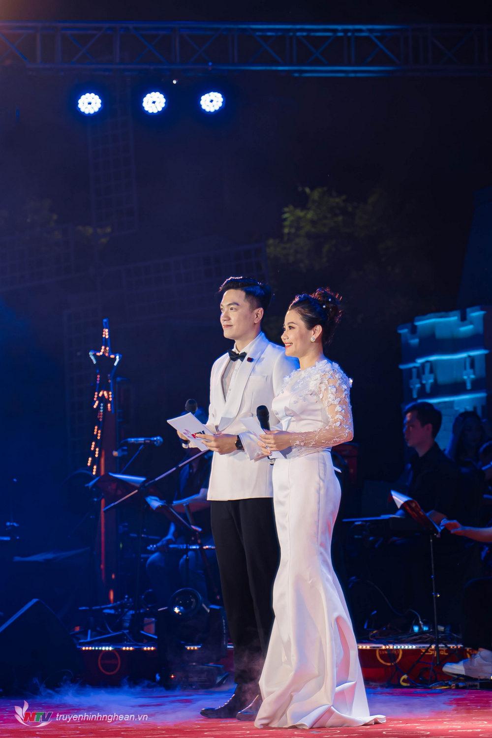 MC Thanh Long và Hồng Sơn trong đêm Chung kết.