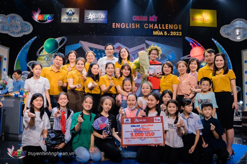 Thầy cô, gia đình cùng bạn bè chúc mừng Quán quân English Challenge mùa 5.