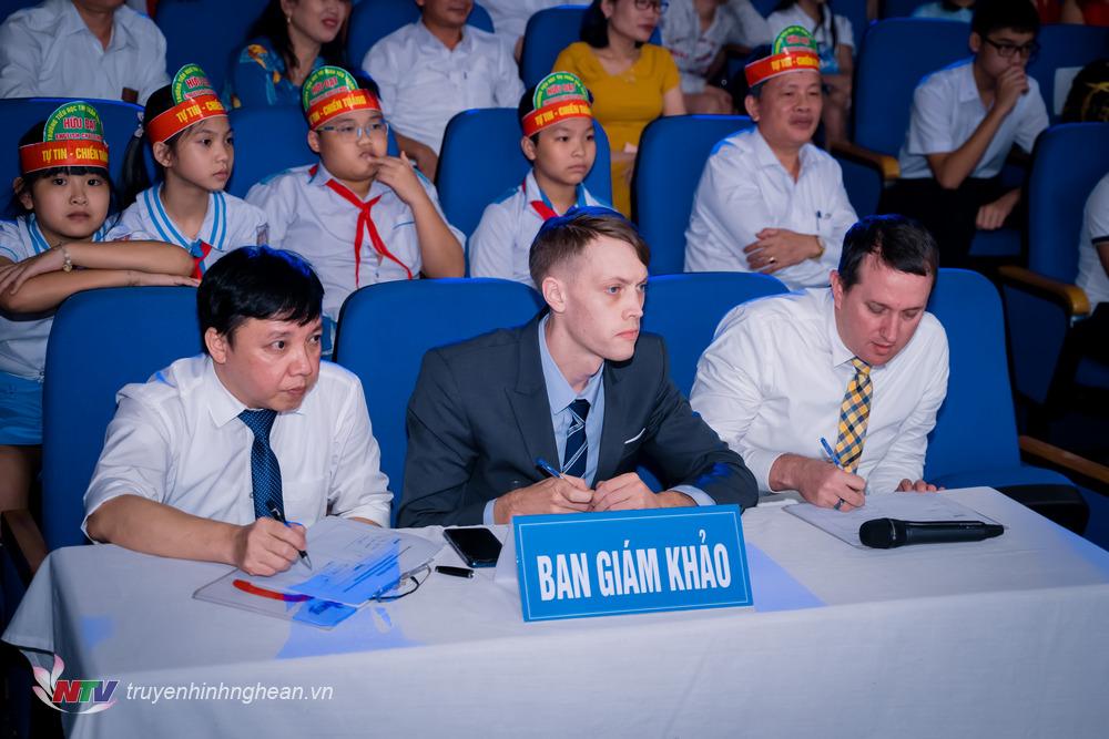 Ban giám khảo vòng thi chung kết năm.