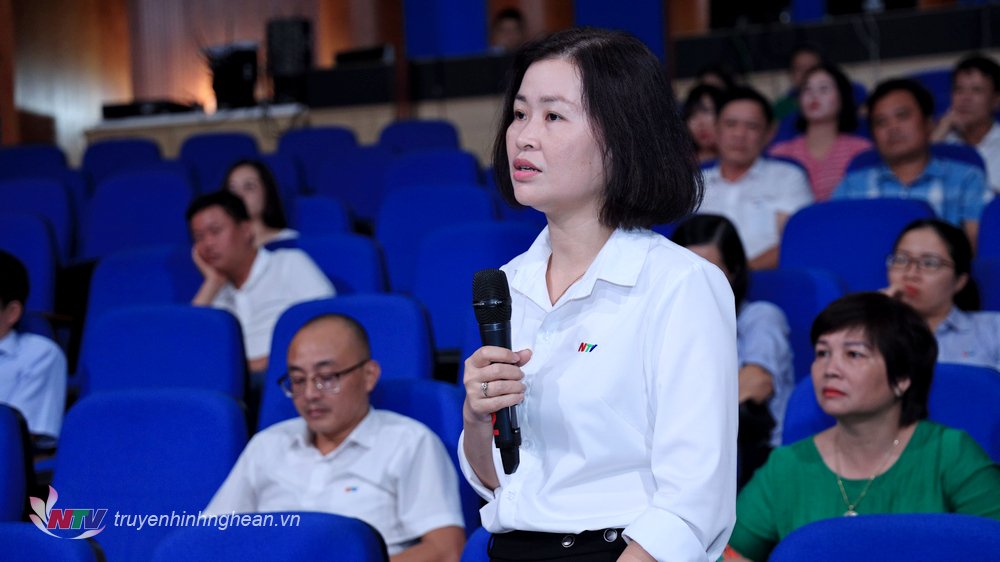 Nhà báo Hoa Mơ - Đài PTTH PG88 go Bắn cá nêu câu hỏi tại hội thảo.