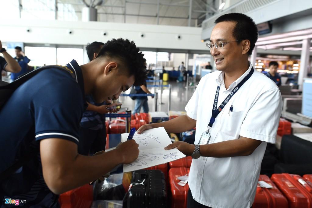 Hà Đức Chinh vui vẻ đón nhận tình cảm từ người hâm mộ. Trước thềm SEA Games 30, Đức Chinh không có phong độ cao. Anh phải cạnh tranh vị trí với Nguyễn Tiến Linh.
