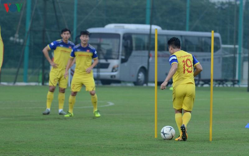 Quang Hải và đồng đội tập phối hợp ngắn với tốc độ nhanh, sau đó bật nhảy đánh đầu và rê bóng vượt chướng ngại vật.