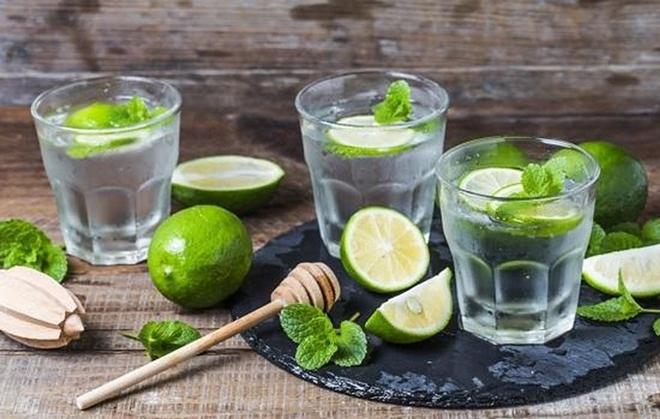 Nước chanh  Chuyên gia dinh dưỡng, Tiến sĩ Rupali Datta khuyên rằng, bạn nên pha nước chanh cùng một nhúm muối nhỏ để giúp cơ thể giữ nước và hấp thụ được nhiều vitamin C nhất.