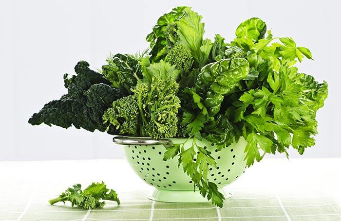 Các loại rau lá xanh đậm như cải xoăn, rau bina, súp lơ xanh, bắp cải… đều giàu vitamin A, B, C, K cùng các khoáng chất và chất xơ. Chúng cũng giàu chất kháng viêm, kháng khuẩn giúp làm lành da khô và mẩn ngứa, cải thiện tuần hoàn và thải độc da.