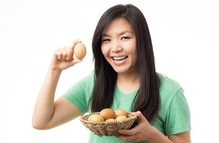 Trứng giàu vitamin A, D, E và folate, choline, protein, các axit béo omega 3 và 6, các khoáng chất. Thường xuyên ăn trứng sẽ giúp bạn khắc phục tình trạng khô da.