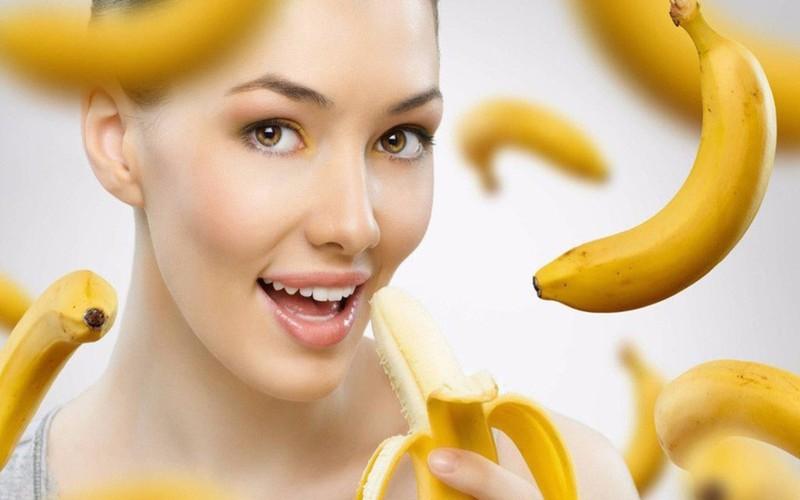Giúp làn da sáng mịn: Dùng phần phía trong của vỏ chuối đắp lên mặt 10 phút mỗi ngày, sau đó rửa lại bằng nước sạch, sẽ giúp bạn lấy lại làn da trắng sắng, mịn màng.