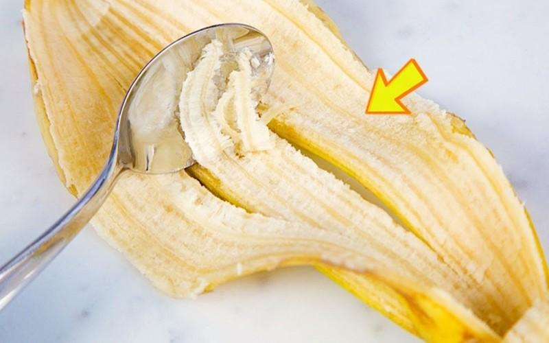 Những lưu ý khi lựa chọn và sử dụng vỏ chuối: Chuối phải tươi, không trữ trong tủ lạnh quá 2 ngày, vỏ chuối bóc ra nên sử dụng luôn, nếu thấy mặt trong vỏ chuối quá khô, bắt đầu bị oxy hóa ngả màu vàng nâu thì không nên dùng nữa.