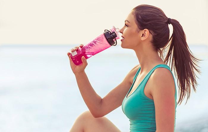 Khi làn da bị khô, yếu tố đầu tiên và quan trọng nhất là nước. Nước cấp ẩm cho các tế bào, duy trì sự cân bằng, ngăn ngừa lão hóa. Hãy uống ít nhất 2 lít nước mỗi ngày (thậm chí nhiều hơn nếu bạn thường xuyên làm việc ngoài trời).