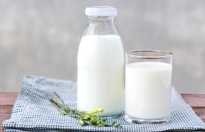Sữa  Không nhiều người biết rằng, sữa là thức uống bù nước và chống mất nước cho cơ thể rất tốt. Sữa giàu tinh bột tốt, protein và natri, giúp cơ thể giữ nước.