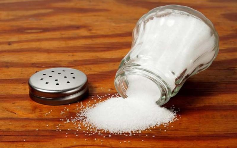 Một chế độ ăn uống lành mạnh nên bao gồm tối đa 2.300mg natri mỗi ngày. Nếu bạn ăn quá nhiều muối, thận phải làm việc nhiều hơn để loại bỏ lượng natri dư thừa, do đó cơ thể bắt đầu giữ nước có thể dẫn đến huyết áp cao.