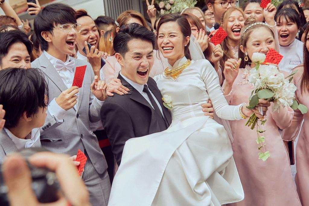 Khoảnh khắc hạnh phúc của cặp đôi bên dàn phù dâu, phù rể và người hâm mộ.