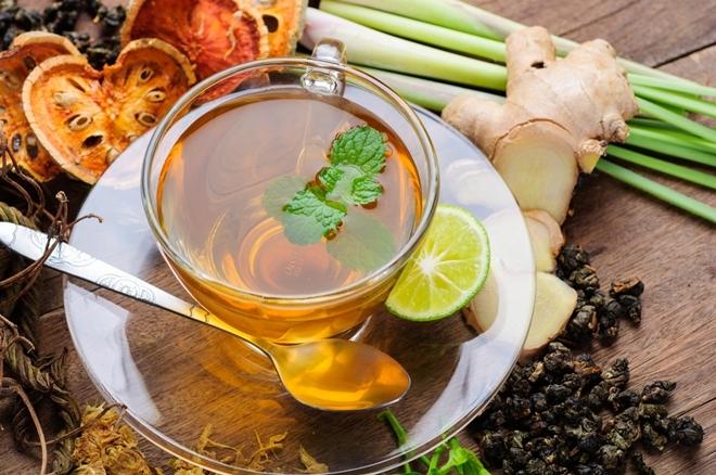 Trà thảo mộc  Trà dâm bụt, trà hoa hồng hay hoa cúc là thức uống dưỡng ẩm tuyệt vời cho mùa đông. Trà thảo mộc không chứa caffeine nên không chỉ giúp giữ nước cho cơ thể mà còn xua tan căng thẳng, mệt mỏi.