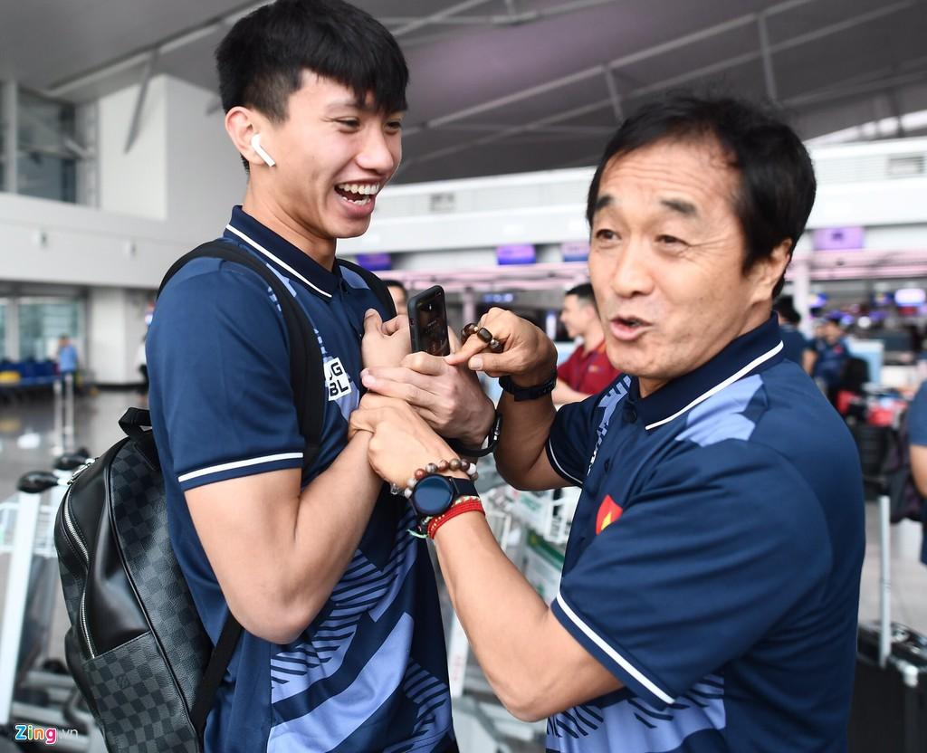 Đoàn Văn Hậu trêu đùa cùng trợ lý Lee Young-jin. U22 PG 88 Nổ Hũ có tâm trạng thoải mái trước khi bước vào SEA Games 30. Trong buổi tập chiều 21/11, HLV Park nhấn mạnh: "Chúng tôi biết CĐV PG 88 Nổ Hũ khao khát HCV SEA Games. Giải đấu đã tổ chức 30 lần, nhưng chúng ta chưa vô địch. Tôi và các học trò sẽ cố gắng hết sức".