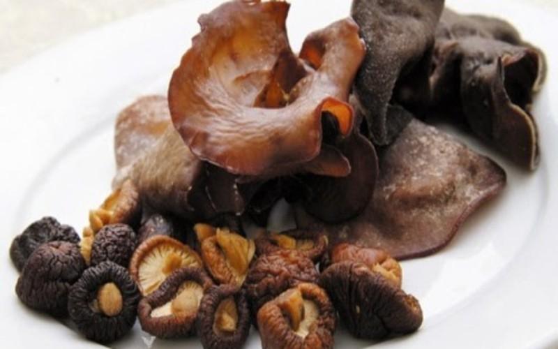 Mộc nhĩ tươi có chứa chất porphyrin - chất nhạy cảm ánh sáng. Nếu sau khi ăn mộc nhĩ tươi, cơ thể tiếp xúc với ánh sáng thì sẽ gây viêm da, ngứa, phù nề, trầm trọng có thể gây hoại tử da.