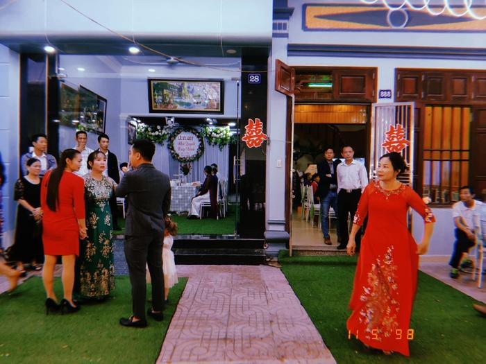 Hai họ nhà trai nhà gái vui như Tết vì chả phải lo gả con đi đâu xa.