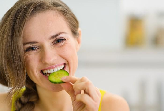 Dưa leo cũng là loại thực phẩm cực tốt cho da khô. Mỗi quả dưa chuột có 287g nước, vitamin A, C, K cùng folate, canxi, magie, kali, kẽm, selen, phốt-pho, axit béo Omega-3 cùng chất xơ. Việc có hàm lượng nước cao khiến dưa chuột là một trong những thực phẩ tốt nhất cho da khô.