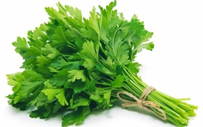 Rau mùi tây chứa nhiều vitamin A, B, C, khoáng chất như sắt, canxi, kali… có khả năng làm giảm lượng axit dư thừa trong dạ dày, kháng viêm, giảm đau ở dạ dày và ruột, từ đó làm giảm các triệu chứng ợ chua, ợ nóng và trào ngược dạ dày.
