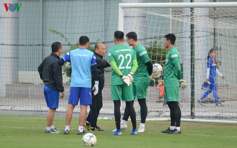 Ở buổi rèn quân chiều nay, HLV Park Hang Seo có những nhắc nhở với các thủ môn.