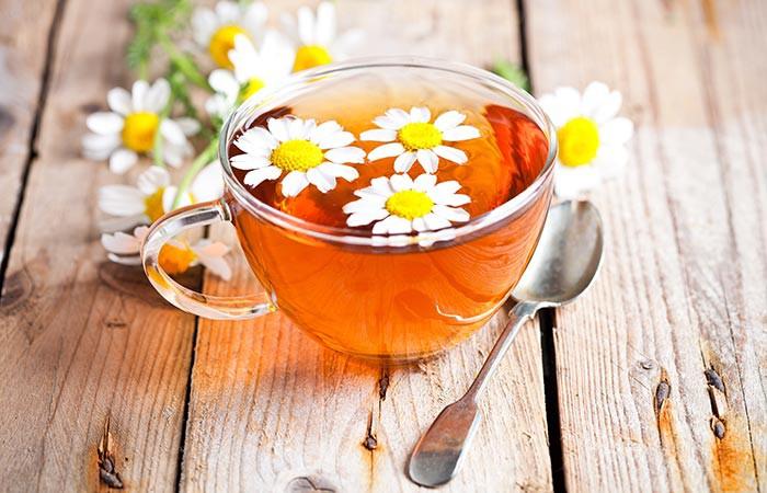 Trà hoa cúc giàu vitamin A, folate, các khoáng chất. Trà hoa cúc có các thành phần kháng viêm, làm dịu làn da khô rát. Nó cũng chứa các thành phần chống ô-xi hóa giúp thải độc, cho phép các tế báo hoạt động đúng chức năng.
