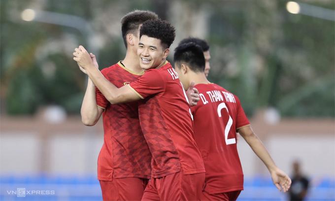 Đức Chinh mừng cú hattrick với đồng đội. Ảnh: VnExpress