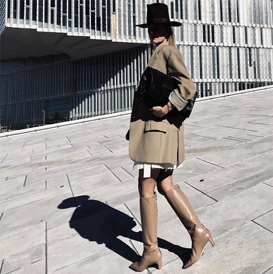 Khi theo đuổi phong cách mix đồ nhiều layer, các nàng có thể tận dụng những kiểu áo vest, blazer mùa hè thu để mix đồ đông.