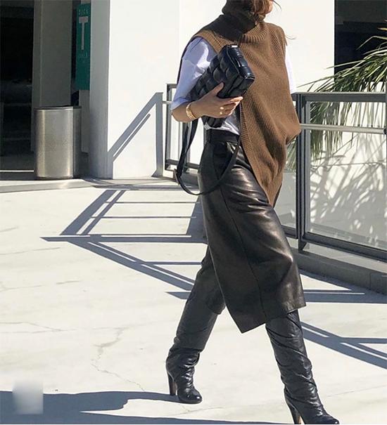 Một outfit cực chất cho các nàng mê mix đồ nhiều layer. Sự kết hợp đồng điệu của 3 món đồ da gồm clutch, quần lửng và bốt sẽ giúp người mặc trở nên cá tính hơn.