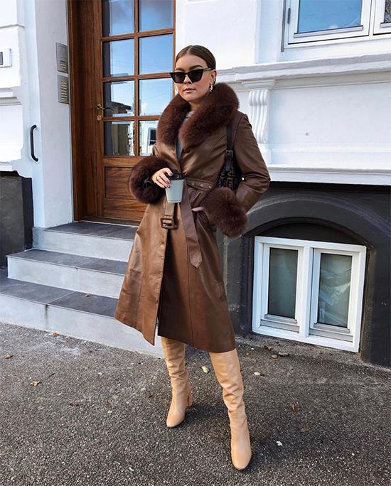 Set đồ không thể ấm áp hơn với sự kết hợp của áo da phối cổ lông, bốt cao cổ da dê sang chảnh.