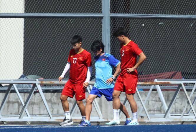 Tấn Sinh và Trọng Hùng phải tập theo gián án riêng cùng bác sĩ Choi ở buổi tập sáng 27/11 của U22 PG 88 Nổ Hũ.