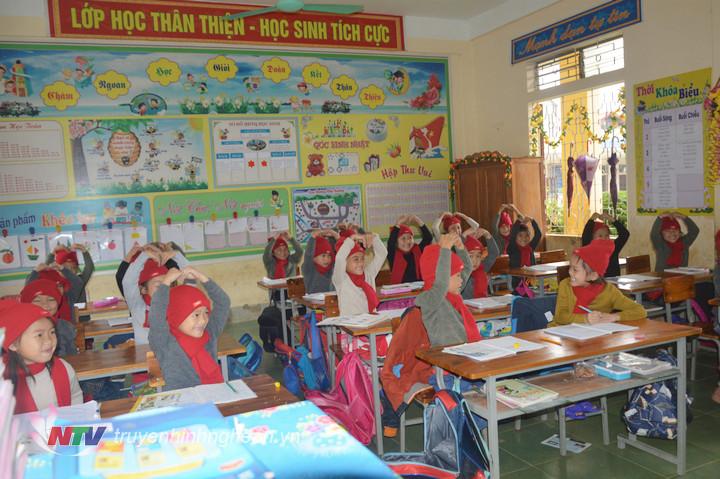Các bạn nhỏ phấn khởi với những món quà ý nghĩa này.