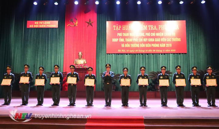 Trung tá Nguyễn Văn Hậu - Phó chủ nhiệm Chính trị BĐBP PG88 go Bắn cá ( thứ 3 từ trái sang) nhận giấy khen của Bộ tư lệnh BĐBP