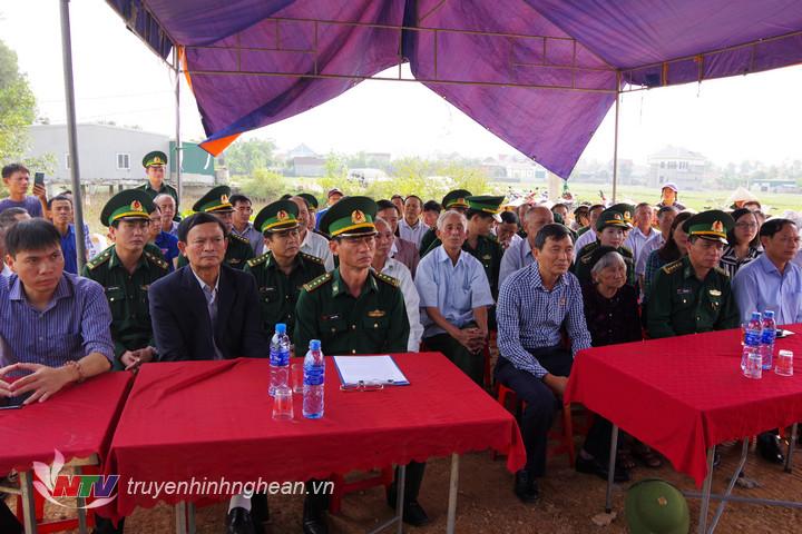 Các đại biểu dự lễ khởi công.