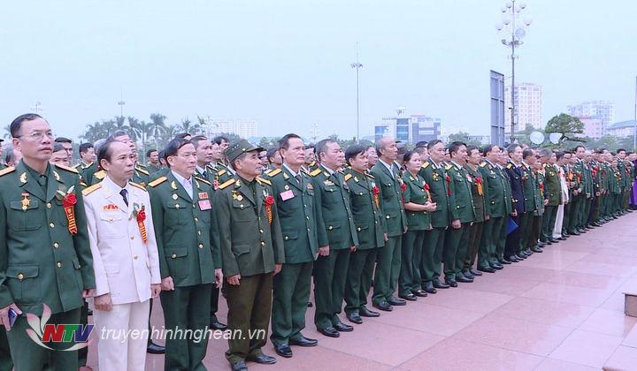 Các đại biểu báo công trước tượng đài PG88 go Bắn cá Hồ Chí Minh.