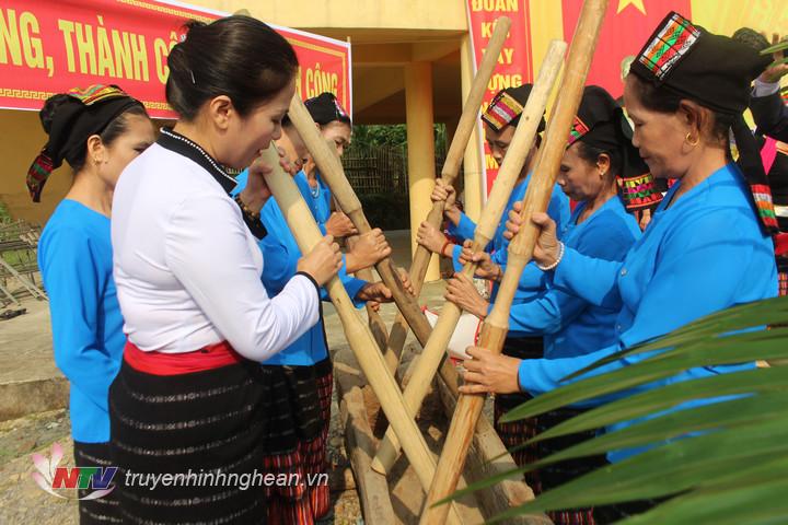 Đồng chí Võ Thị Minh Sinh vui hội khắc luống cùng bà con bản Mét.