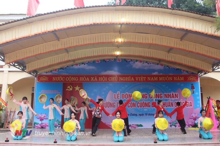 Tiết mục văn nghệ chào mừng buổi lễ.