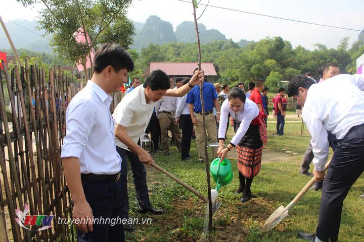 Các đại biểu trồng công lưu niệm tại bản Mét.