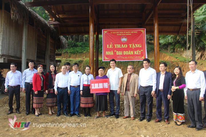 Các đại biểu trao nhà Đại đoàn kết cho hộ gia đình ở bản Mét.