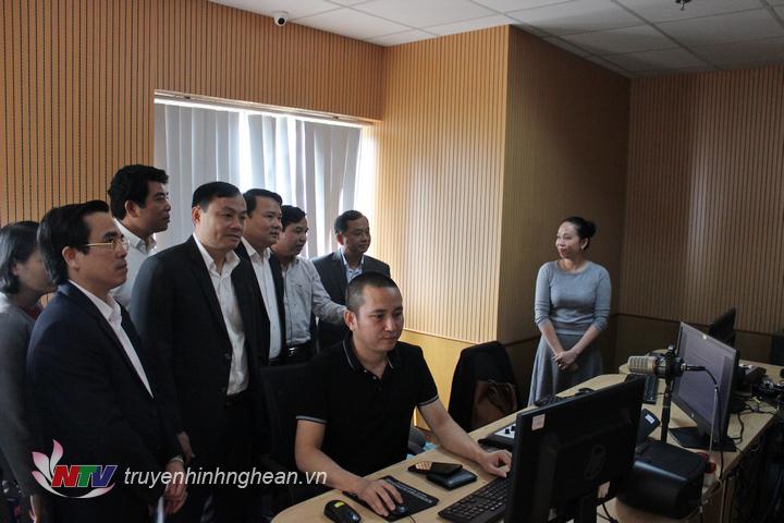 Đoàn tham quan Phòng sản xuất chương trình phát thanh.
