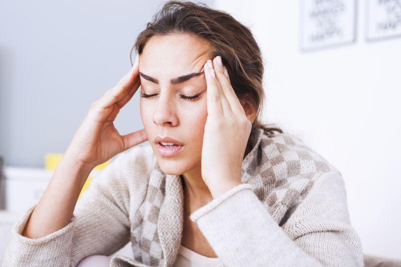 Đau đầu: Những người sử dụng dầu dừa để thải độc có thể gặp triệu chứng đau đầu, do quá trình thải độc có thể sinh ra các độc tố nấm. Các cơn đau đầu nhẹ có thể xuất hiện khi cơ thể cố gắng chống lại các độc tố này.