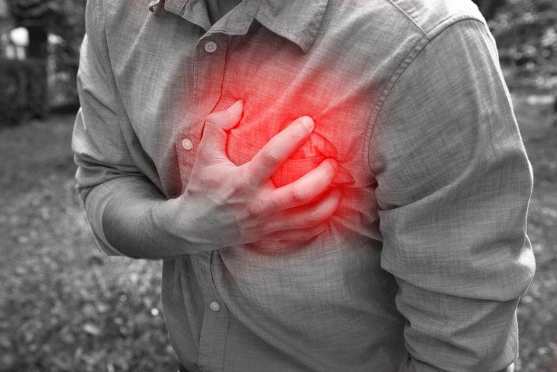Có hại cho tim: Các thực phẩm giàu chất béo bão hòa có liên quan đến bệnh động mạch vành. Dầu dừa chứa hàm lượng chất béo bão hòa đặc biệt cao và hoàn toàn không chứa các axit béo thiết yếu.
