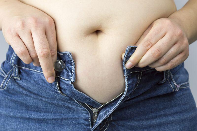 Tăng cân: Dầu dừa giàu chất béo bão hòa, do đó tiêu thụ quá nhiều dầu dừa có thể khiến bạn tăng cân. Mỗi gam chất béo tương đương 9 calo, trong khi mỗi gam carb chỉ tương đương 4 calo.