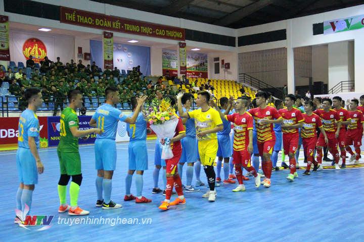 Cầu thủ 2 đội chào sân.